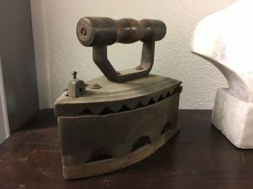 Klassisches Eisen - Kohlemodell - original und authentisch (21x19x11 cm)